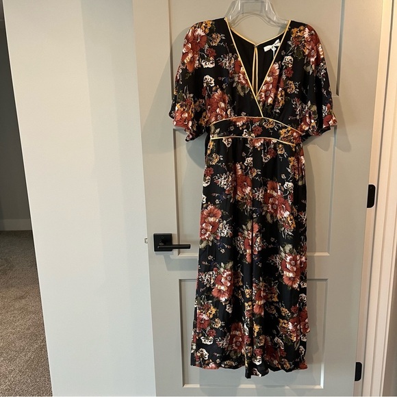 NWT June & Hudson Size Small Black Floral Cropped Jumpsuit V-neck Elbow Sleeve - Picture 2 of 7